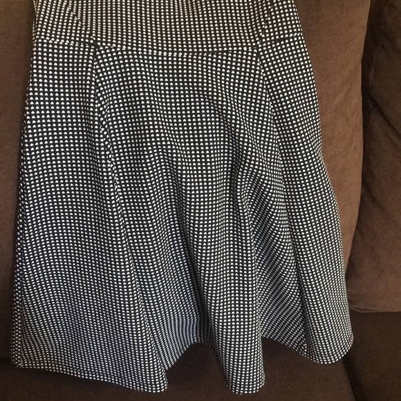 Size 4 H&M black and white pleated bottom dress - Picture 4 of 4